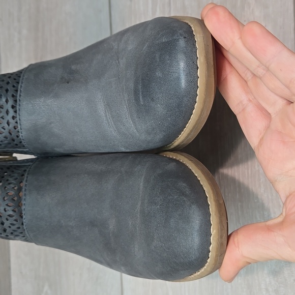 Comfortiva Women's Ankle Pillowtop Leather Memory Foam Boots Shoes Sz 7.5M - Picture 4 of 11